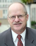 Thomas R Lundquist